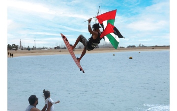 الصورة: &laquo;فخورين بالإمارات&raquo; فوق الموج