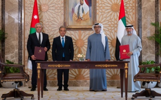 الصورة: منصور بن زايد ورئيس الوزراء الأردني يشهدان توقيع اتفاقية لتأسيس شركة مشتركة وإنشاء شبكة سكك حديدية بميناء العقبة