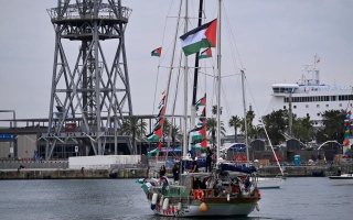 الصورة: "أسطول الصمود" يبحر من برشلونة إلى غزة