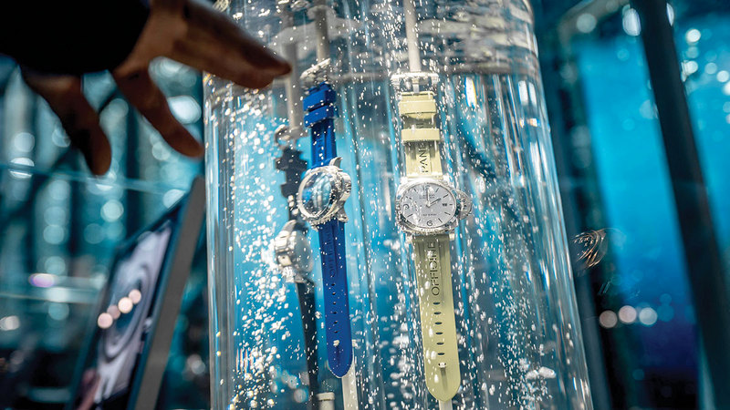 ساعات مقاومة للماء معروضة  في حوض مائي. أ.ف.ب