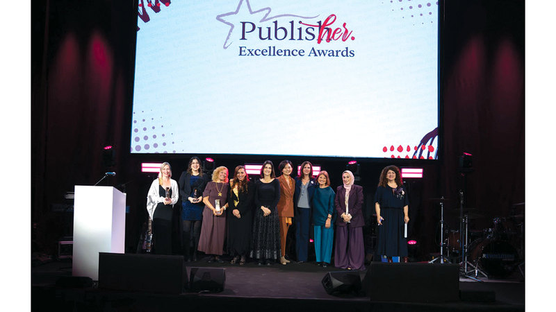 بدور القاسمي كرّمت الفائزين ب &laquo;جوائز ببلش هير للتميز &raquo;. من المصدر