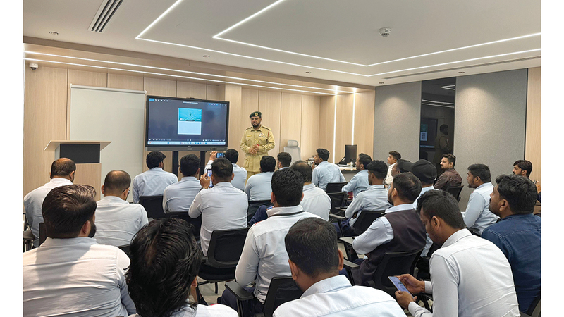 80 سائق تاكسي يشاركون في محاضرة مرورية توعوية لشرطة دبي 80 سائق تاكسي يشاركون في محاضرة مرورية توعوية لشرطة دبي