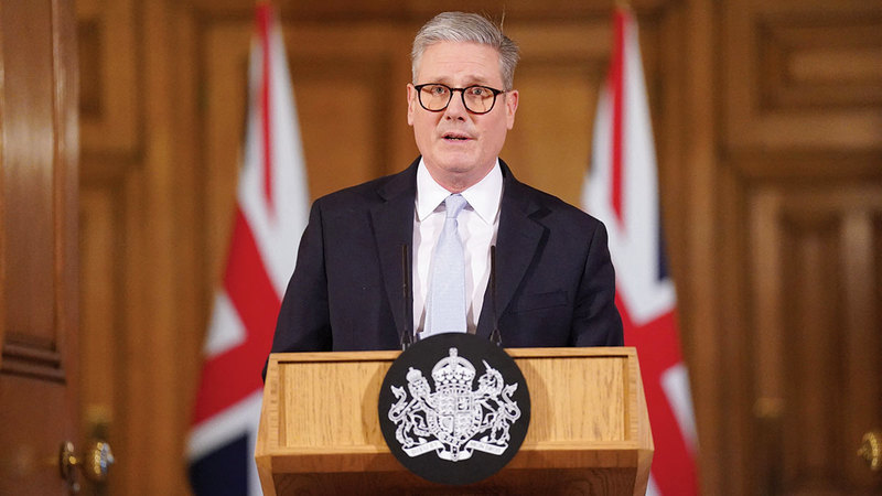 ستارمر يحاول تجاوز أصعب الفترات التي تمرّ بها العلاقة بين لندن وواشنطن. رويترز