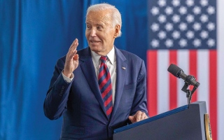 الصورة: بايدن يثير الجدل بتعليق عفوي خلال خطاب في فعالية جامعية