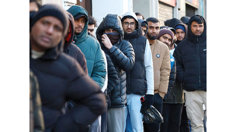 طوابير من المهاجرين تصطف يومياً أمام قنصليات بلدانهم للحصول على وثائق. رويترز