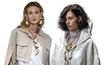 الصورة: عرض أزياء عالمي يحتفي بالكهرمان