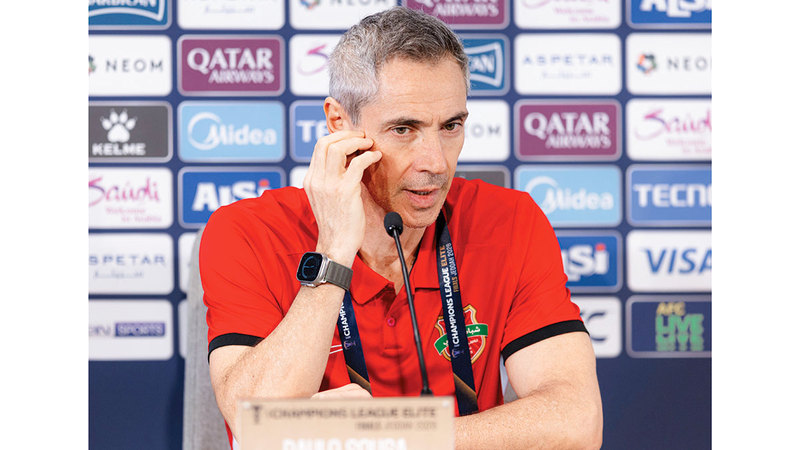 مدرب شباب الأهلي باولو سوزا. من المصدر