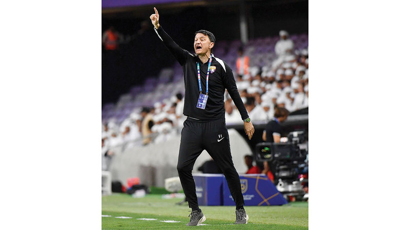 العين مدد عقد مدربه الصربي فلاديمير إيفيتش قبل مباراة شباب الأهلي. تصوير: إريك أرازاس