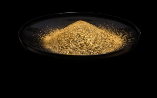 الصورة: موظف يختلس بودرة ذهب بـ 490 ألف درهم من مكان عمله