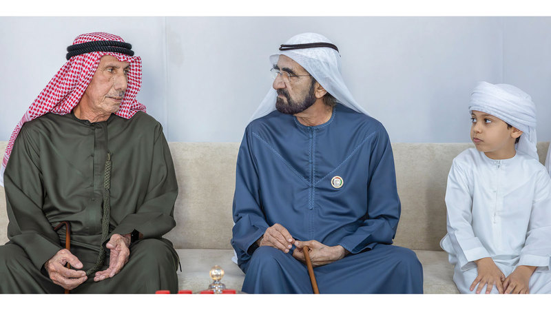 محمد بن راشد خلال تقديم واجب العزاء. من المصدر