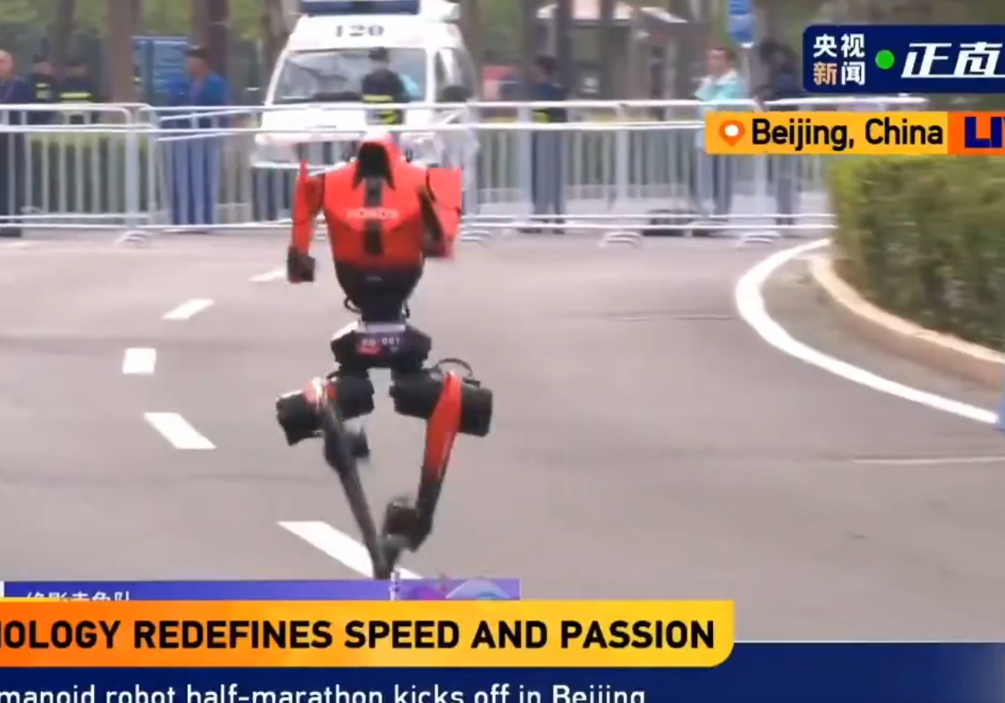 "روبوت" يسبق البشر في نصف ماراثون بكين.. ويسقط قبل النهاية بأمتار! (فيديو)