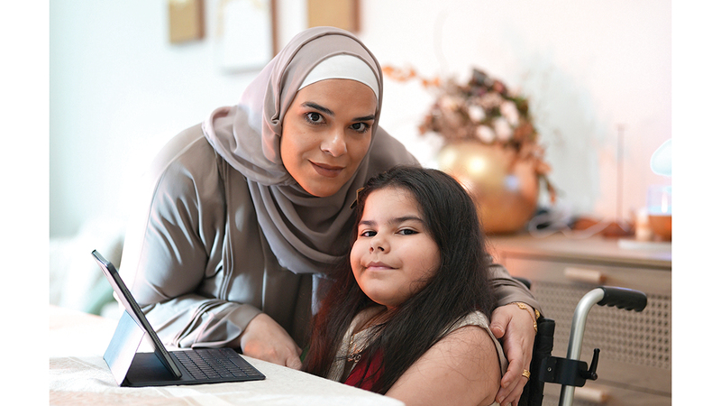 &laquo;جولي&raquo; وحضن دافئ من الأم.  تصوير: محمد المجدلاوي