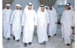 مكتوم بن محمد يقدّم واجب العزاء في وفاة حسين الأحبابي