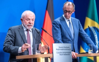 الصورة: وجبة نقانق من الشارع.. رغبة لم تتحقق للرئيس البرازيلي في ألمانيا