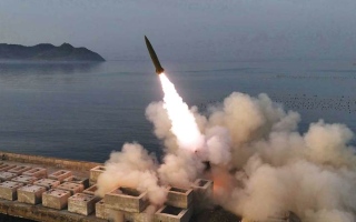 الصورة: كوريا الشمالية تستخدم قنابل عنقودية في اختبار صاروخي