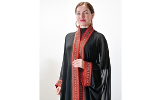 الصورة: &laquo;كاتيا&raquo; تحمل &laquo;السدو&raquo; الإماراتي لـ 70 دولة: الخيوط الملونة سحرتني