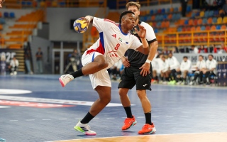 الصورة: الشارقة يحتفل بدوري اليد أمام النصر