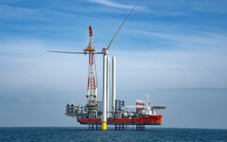 الصورة: مصدر" و"سكوتيش باور" تحققان رقماً قياسياً عبر تركيب أول توربينة رياح بأكبر شفرات من نوعها بالمملكة المتحدة