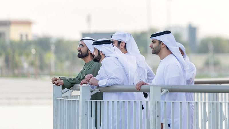 محمد بن راشد خلال تفقده مشروع تطوير شواطئ الممزر في دبي. من المصدر