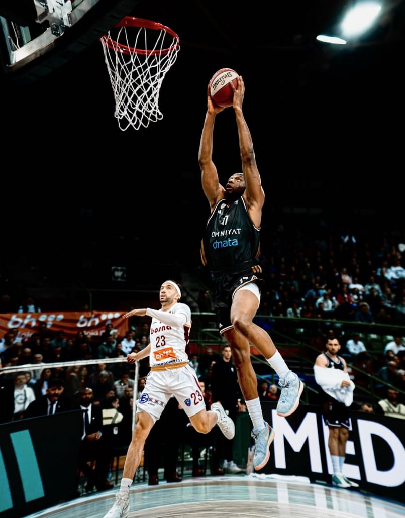 "دبي لكرة السلة" يتصدر الدوري الأدرياتيكي ويتأهل للأدوار الإقصائية