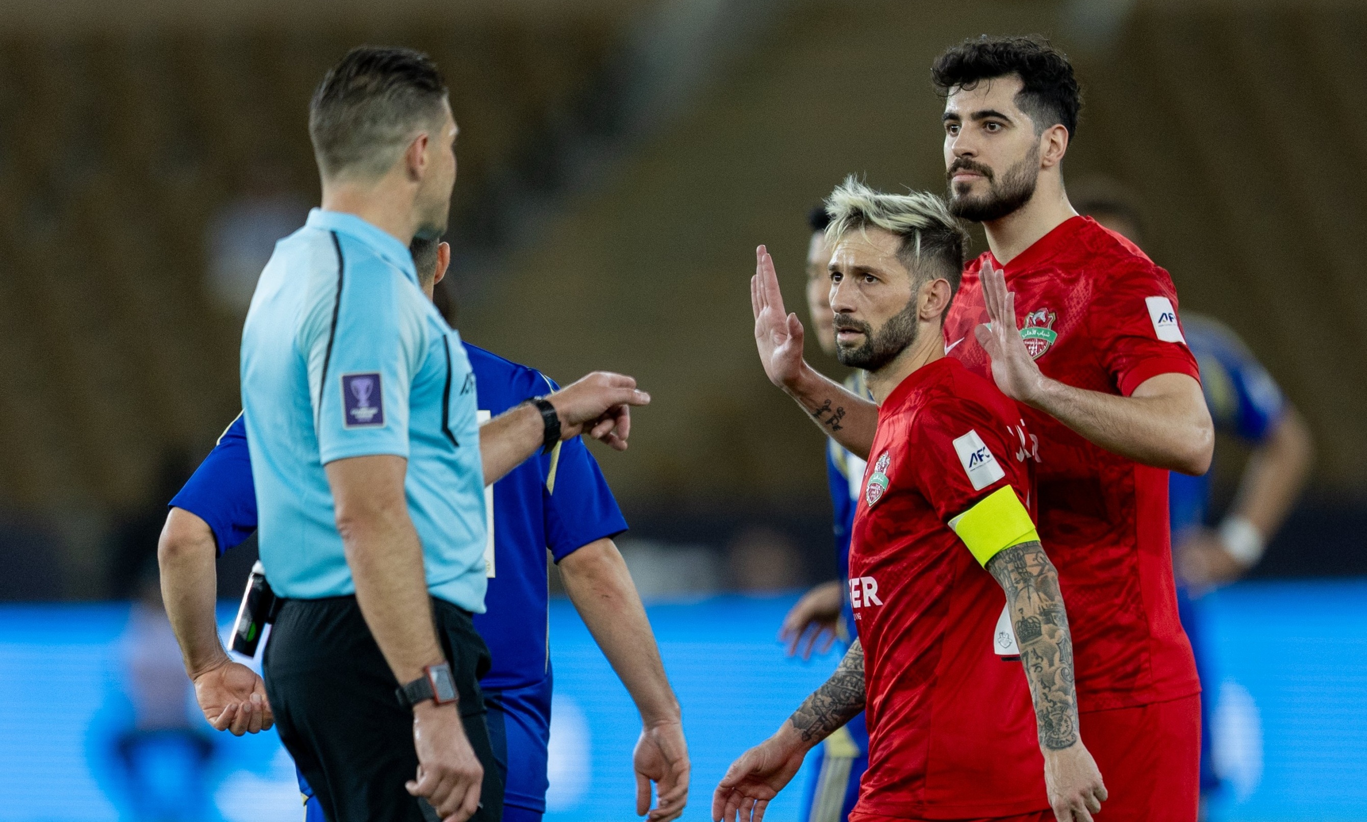 من 5 جنسيات.. تعرف إلى طاقم تحكيم مباراة شباب الأهلي وماتشيدا "المثيرة للجدل"