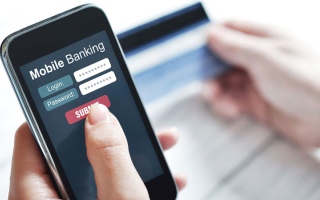 الصورة: بنوك تحذر المتعاملين من تحميل التطبيقات عبر &laquo;روابط&raquo; مجهولة