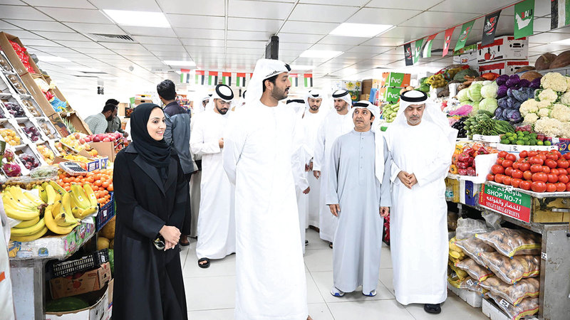 جولات وزير الاقتصاد والسياحة شملت مستودعات السلع وأسواق الخضراوات والفواكه. أرشيفية