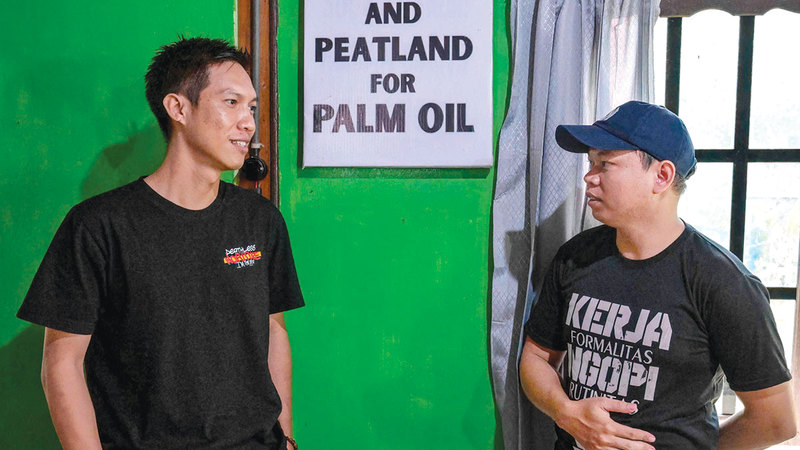 مسؤولون بيئيون يناقشون قطع الأشجار في الغابات المطيرة. أ.ف.ب