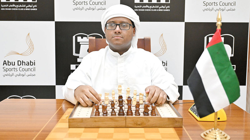 عمر الهاشمي لاعب نادي أبوظبي للشطرنج. تصوير: إريك أرازاس