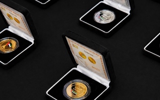 الصورة: عملات تذكارية من الذهب والفضة مستوحاة من حملة "فخورين بالإمارات"