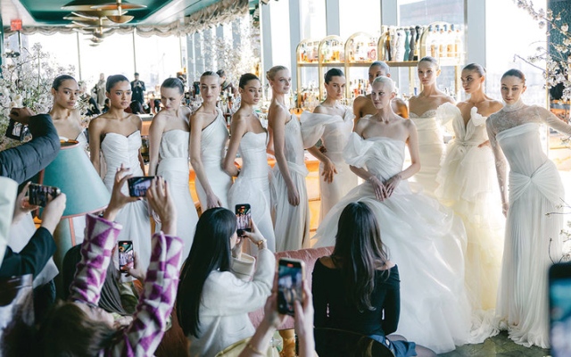 الصورة: عروض تعيد تعريف مفهوم &laquo;العروس المعاصرة&raquo; في نيويورك