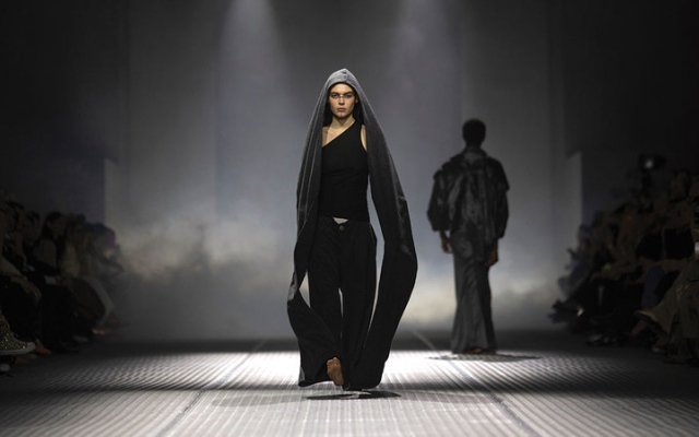 الصورة: تصاميم فلسطينية تروي سردية التراث والأرض في &laquo;برشلونة للأزياء&raquo;