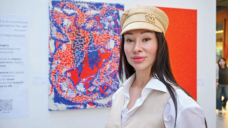 الفنانة فيكتوريا رودين تشارك بعملين بأسلوبها الفني الخاص للألوان والخطوط الفوضوية.