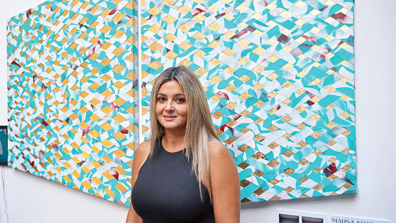 الفنانة ماحصة شادرس قدّمت تجربتها في الفن الذي تجمع فيها بين الخط والألوان.