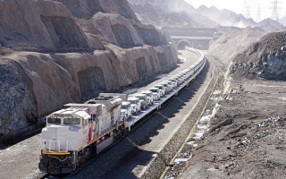 الصورة: تنفيذ أول عملية نقل بالقطار لوكلاء السيارات في الإمارات