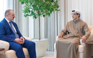 منصور بن زايد يستقبل المبعوث الخاص للرئيس البيلاروسي