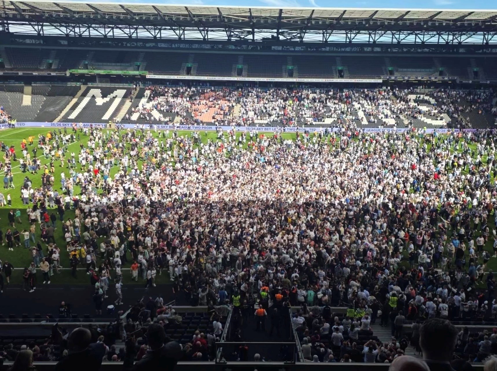 بصمة كويتية في إنجلترا.. «ميلتون كينز» يصعد لدوري الدرجة الأولى الإنجليزي