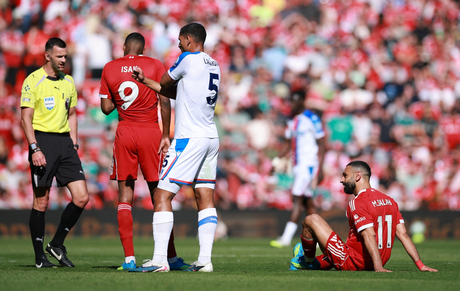 محمد صلاح يفشل بمعادلة رقم كرستيانو رونالدو ويخرج مصاباً في فوز ليفربول على كريستال بالاس