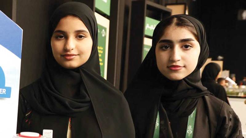 ميثاء بن كرم ونيلا الأحبابي: &laquo;الأكوابونيا&raquo; يجمع بين تربية الأسماك وزراعة النباتات في دورة حيوية واحدة.