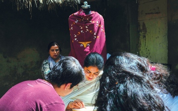 الصورة: &laquo;الفولكاري&raquo;.. &laquo;عمل الزهور&raquo; يحتفي برمز من الثقافة الهندية