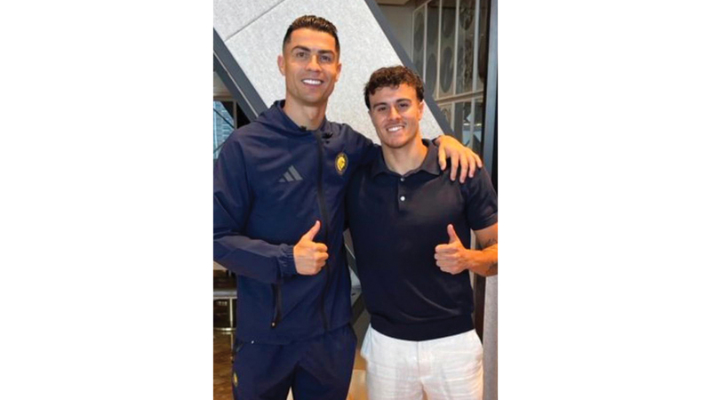 نيلسون جوميس مع الأسطورة كريستيانو رونالدو. من المصدر