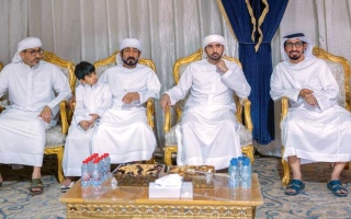 حمدان بن محمد يقدّم واجب العزاء في وفاة حميد حارب المهيري