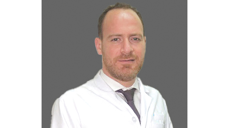 الدكتور مصطفى عواضة: الأعراض المرضية أصبحت تختلف عن الصورة التقليدية، ومرضى كثيرون يراجعون بأعراض مثل الصداع، وهي ناتجة عن تهيّج الأعصاب.