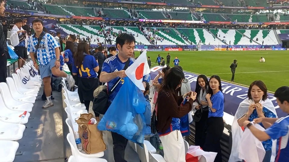 سر تنظيف جماهير اليابان مدرجات الملاعب بعد مباريات كأس العالم