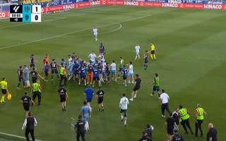 الصورة: إيقاف حارس مرمى 13 مباراة بعد تصرف "غير طبيعي"! (فيديو)