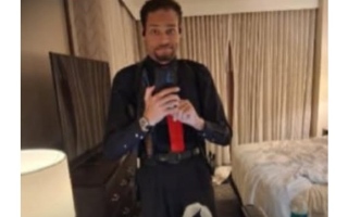 الصورة: نشر صورة لمهاجم عشاء مراسلي البيت الأبيض داخل غرفة الفندق وبحوزته أسلحة الاقتحام