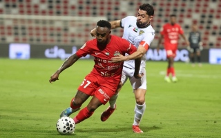 الصورة: تعادل شباب الأهلي مع خورفكان.. والعين على بعد 3 نقاط من درع الدوري