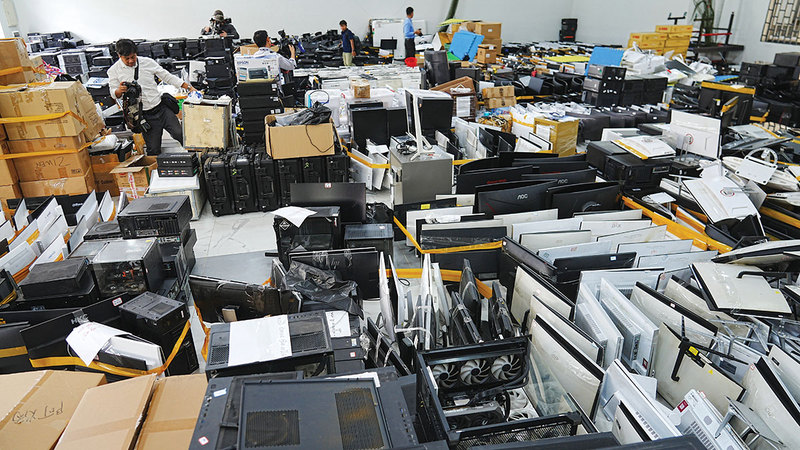 أجهزة استُخدمت في عمليات الاحتيال. أ.ب