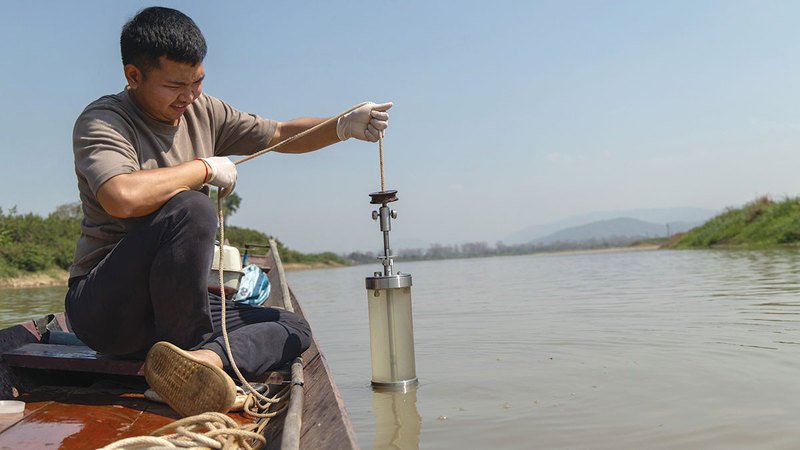 باحث يأخذ عينة من نهر &laquo;كوك&raquo;. أ.ب