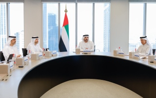 الصورة: مكتوم بن محمد يوجِه "الاتحادية للضرائب" بمباشرة تطبيق نماذج الذكاء الاصطناعي ذاتية التنفيذ والقيادة